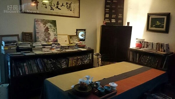 7. 地下1樓坑道轉向地下室的書房。