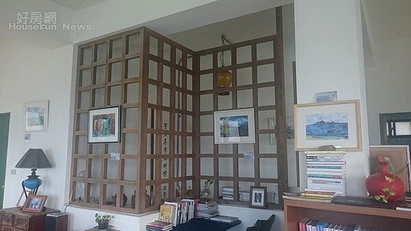 8. 2樓展示畫作的一個角落。