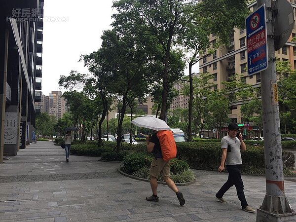 圖3 退縮綠軸範圍立牌禁止停車後提供行人安全友善空間(新北市府提供)