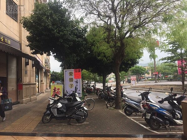 圖3 退縮綠軸範圍立牌禁止停車後提供行人安全友善空間(新北市府提供)