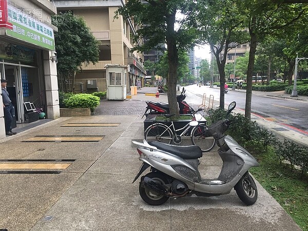 圖3 退縮綠軸範圍立牌禁止停車後提供行人安全友善空間(新北市府提供)