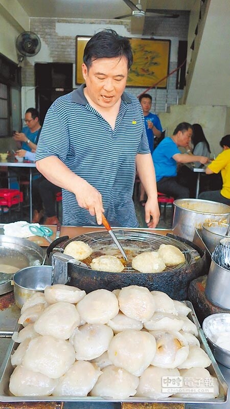 彰化市著名的北門口肉圓老店漲價了！漲幅達25％，湯姓業者本月起正式開立發票，為了反映成本一次漲足，但肉圓分量會變大一些。（謝瓊雲攝）