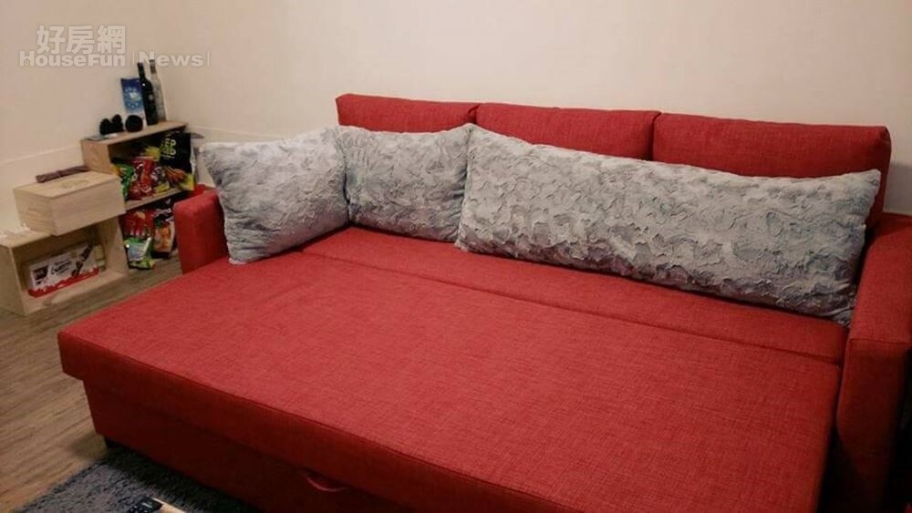 2.員工宿舍客廳的紅色沙發床相當討喜。