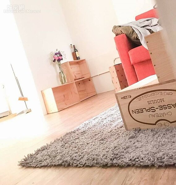 3.木質地板搭配暖色系地毯,營造舒適環境。