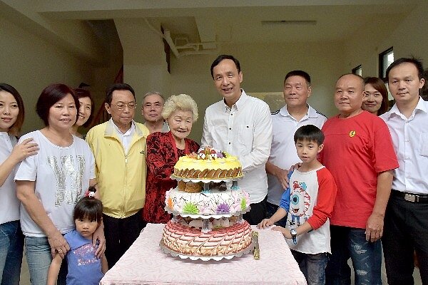 朱市長與原住戶一起切蛋糕慶祝入住(圖/新北市城鄉局提供)