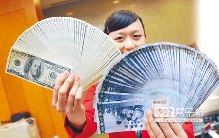 新台幣昨日三度闖過30元大關,盤中最高上漲1.22角至29.94元,隨後進口商及散戶進場撿便宜,終場小貶1分作收,收在30.072元,總成交量11.95億美元。(本報資料照片)