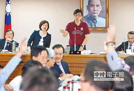 立院司法法制委員會3日夜審年改草案，在較無爭議法條部分，主席段宜康（中）透過表決加快審查進度。(王英豪攝） 