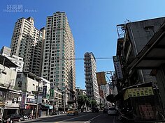 接著會連結到中和區秀朗路三段，此處已屆臨雙和區交界，左邊銀河水都與老公寓就是永和，右方為中和秀朗路三段