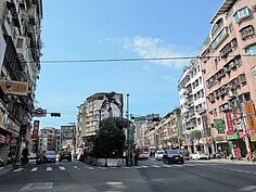 繼續前行，就會接到永和區成功路二段（右方），左方則為中和區秀朗路二段與三段的連結處