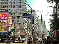 永和中和路來到此路口後，就真的到了中和的中和路；而此區就是區界，雙號為中和區，單號為永和區，過了交界後當然就是到了中和