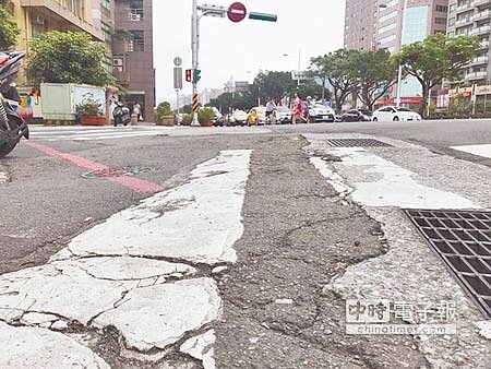 輕軌 帶動發展 基隆長期存在爛路。市長林右昌(上圖站立者)回應修路工程與輕軌計畫是同時進行,輕軌的效益是為了與大台北串聯起來,帶動基隆發展。(張穎齊攝)