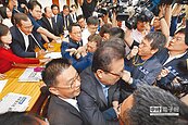 藍再祭汽笛、吹哨干擾議事　前瞻下周再戰