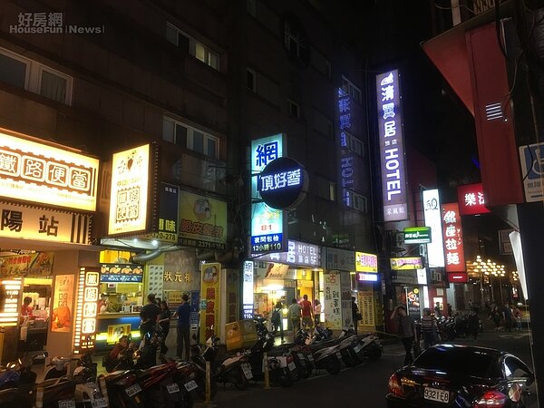 南陽街補習班屈指可數，如今只見餐廳、小型旅館。（好房網News記者羅力元／攝影）