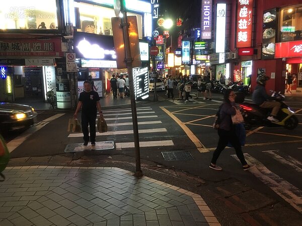 夜晚的南陽街曾可看到各校制服走秀，如今學生數明顯今不如昔。（好房網News記者羅力元／攝影）