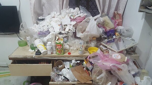 一名惡房客將租屋處弄得雜亂不堪,讓房東氣得上網投訴。(翻攝自爆料公社)