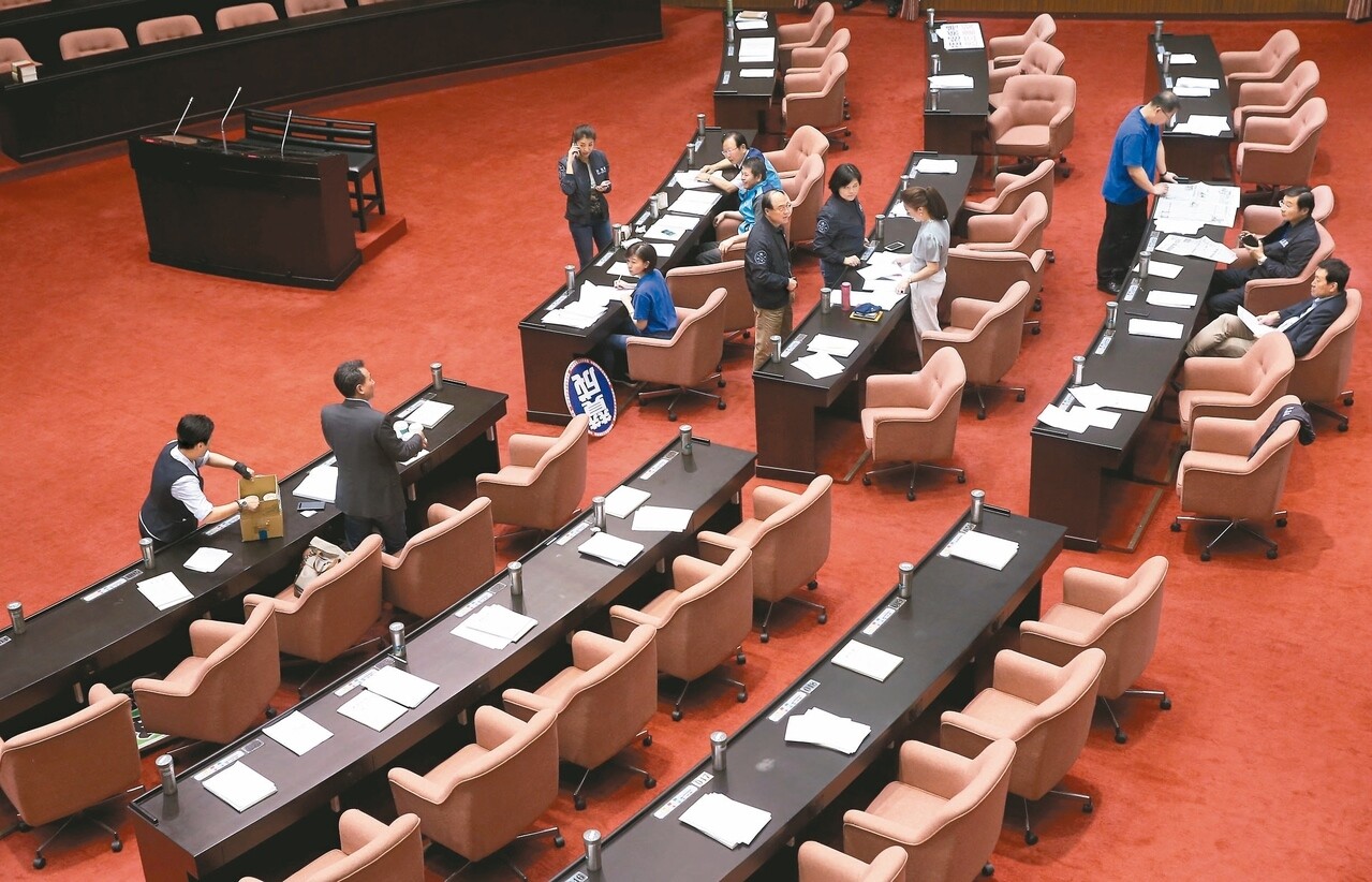 立法院院會昨天在國民黨團發起表決戰杯葛下議事停擺,民進黨團下午時索性只留下兩名立委盯場。 記者余承翰/攝影