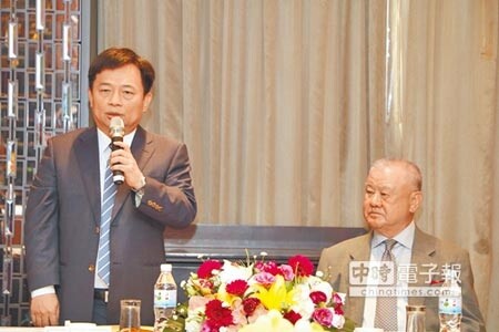 行政院副院長林錫耀（左）昨（6）日南下台中出席「中華民國工商協進會中部工商午餐會」，主持會議的工商協進會理事長林伯豐（右）仔細聆聽。（劉朱松攝）