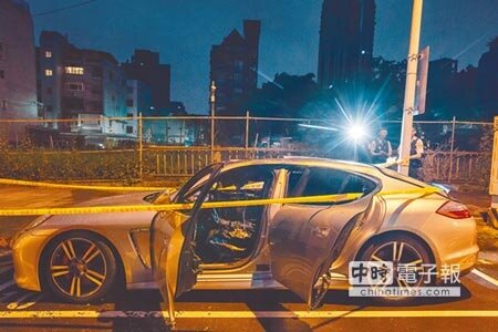 一輛要價上千萬元的保時捷Panamera Turbo跑房車,昨日凌晨停在內湖環山路2段路邊停車格內,突然起火燃燒,消防人員雖在6分鐘內即撲滅火勢,但該輛名車卻已付之一炬