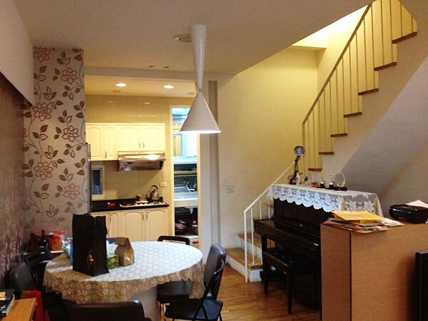 二,餐廳的桌子是小家庭絕對不會使用的圓桌,很佔空間