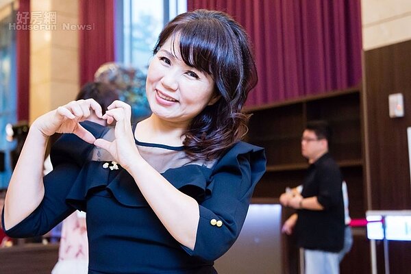 1.漫畫家「俠客烏鴉」鄭芝羚，被媒體喻為「插圖界小野麗莎」。

