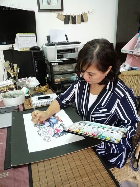 2.俠客烏鴉在自己的畫室專心做畫。
