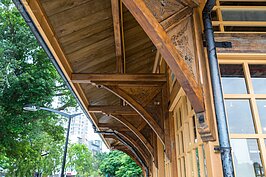 台灣現存木造車站數量還不少，包括平溪支線、山線鐵道苗栗段等等，都可以看到由日治時期沿用至今的車站。不過像新北投驛這樣有著雕花托座的「花俏」車站則只有新北投驛一處。