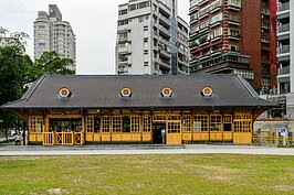 近三十年的時光過去，新北投驛周邊已不復當年的模樣。高樓一棟棟蓋起來，旁邊還多了捷運新北投線。當年搭著新北投線往返北投的主要客群，如今大半都已經步入中年或是白髮老稀。