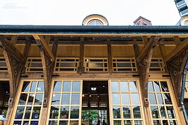 第一眼看到新北投驛，總覺少了些古早陳年的味道 ，這是因為遷移到台灣民俗文化村後，卻沒有好好保養導致許多結構木材毀壞殆盡難以復原，因此重建後的新北投驛站只能新舊木頭雜陳出現在民眾眼前。