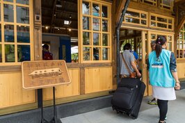看著觀光客拉著行李進入新北投驛，突然有種回到當年趕火車的感覺，只缺了火車的笛音與催促旅客上車的廣播聲。 