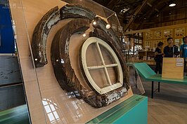 最吸引人的就是碩果僅存的「老虎窗」。 現在的新北投驛上的老虎窗是一比一重現當年的樣子。老虎窗也是新北投驛最醒目的特徵，除了美觀外，也有採光的實際功能。