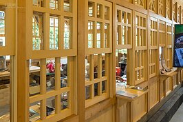 當年的售票辦公室如今改成營運單位的辦公室與商品銷售結帳區。 