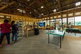 雖然不是假日，還是有不少民眾跟觀光客前來參觀。 