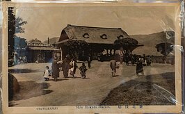 最引起爭議的就是老虎窗到底要幾組。照片中是第一代新北投驛的樣子，由照片中可以看出來單面共有三組老虎窗；但是為了容納更多的旅客，因此新北投驛進行擴建，並增加了一組老虎窗，成為四組老虎窗。（翻攝現場展示照片）