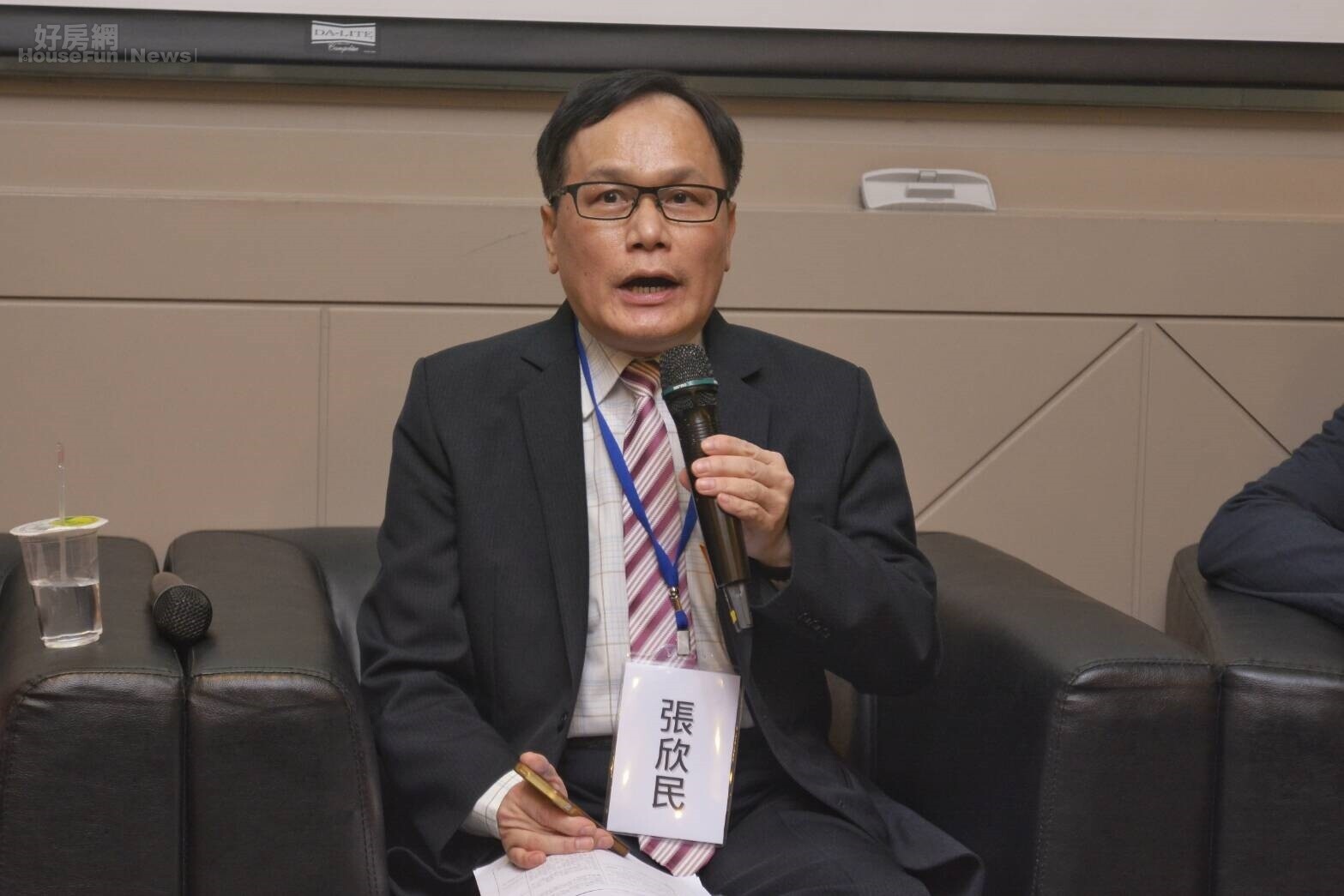 天時地利不動產顧問公司總經理張欣民參加大埔2.0房市專業座談會指出,大埔房價有修正可保值,適合自住,不建議投資。好房網News記者 陳韋帆/攝影