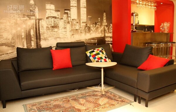 5.室內則擺了黑沙發配紅抱枕、圓桶沙發椅、馬卡龍圓椅沙發…等多件現代摩登風格沙發，希望營造出普普風的活潑視覺感。

