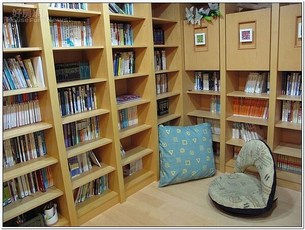 2. 藏書房有三面書牆。