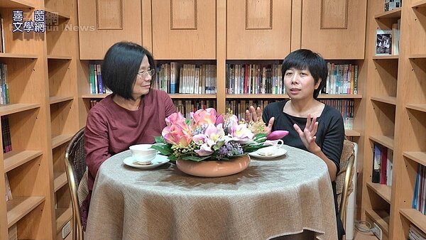 1. 作家喜菡(左)在工作室錄製《心靈島嶼》文學網路節目。