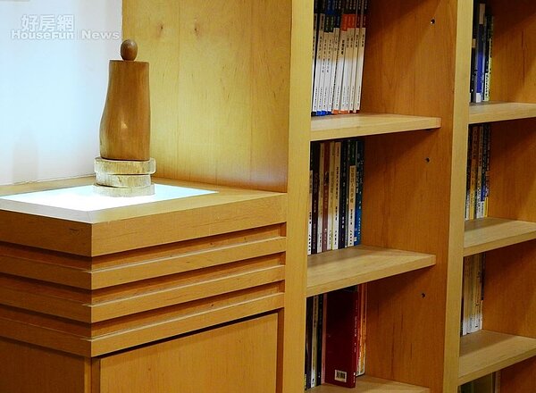 6. 原木書櫃、儲物櫃,和木雕藝品。