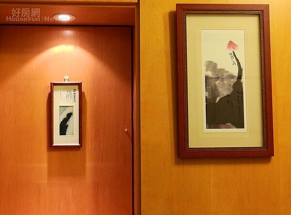 3. 牆上精心收藏書畫作品。