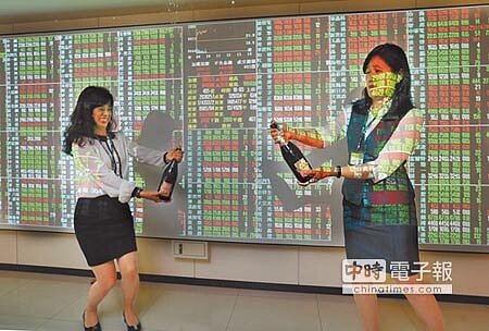開香檳慶祝 台股萬點行情再現,在台幣升值帶動下,外資9日買盤持續湧進,台積電、鴻海等電子權值股領軍,上午10點達10001.94點,暌違2年後,再度衝破萬點關卡,證券業者樂得開香檳。(張鎧乙攝) 飲酒過量 有害健康