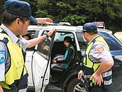 又帶蹺家少女爬山　女領隊「白凜」交保