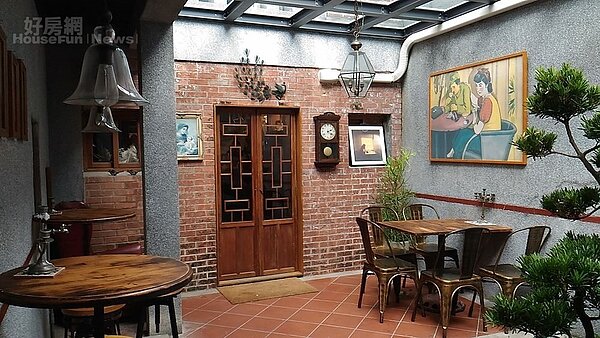 4..老屋有獨特的天井，可以曬太陽、享受自然風，但光這片玻璃屋頂就花費不少。