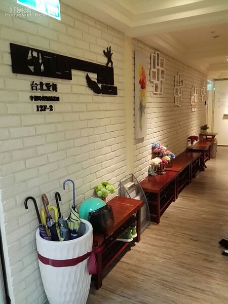 4. 入口玄關的長廊以文化石裝飾,牆上掛著許多她與學員的照片。