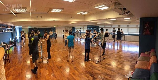 3. 舞蹈教室鄰近捷運小巨蛋站,空間十分寬敞。