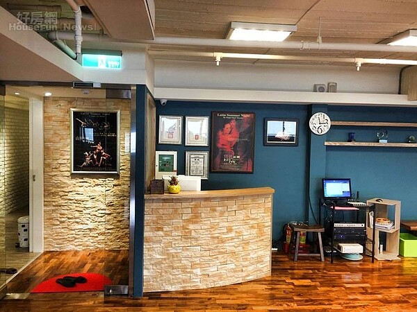 5. 服務櫃台也採用文化石,後方懸掛著拉丁舞海報。