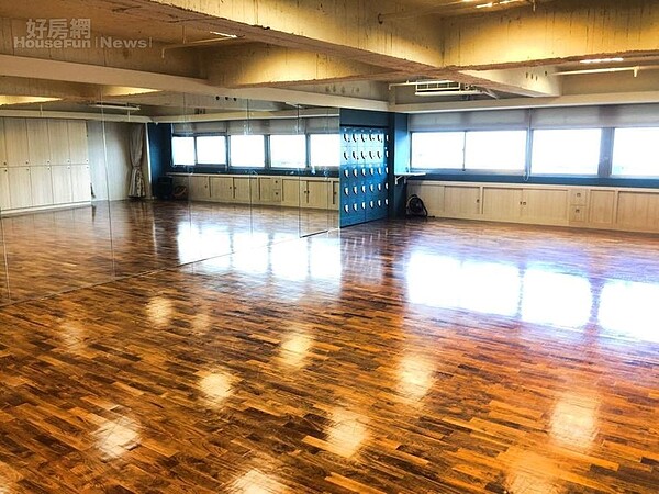 6. 四面全部裝設鏡子讓習舞者360度看到自己跳舞的狀態。