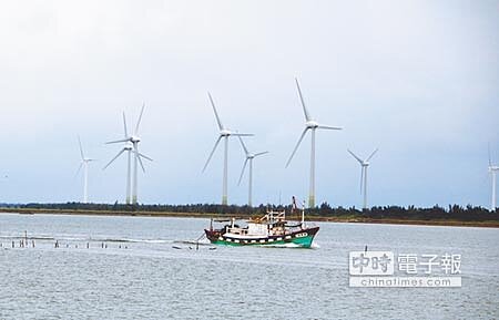 
針對綠能發展，經濟部能源局7月將提地方回饋金提撥比例。圖為漁船行經彰濱工業區的陸上發電場。（本報資料照片）
 