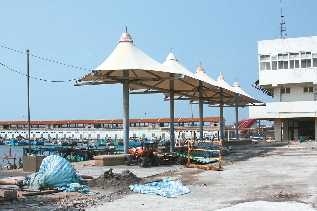 桃園市竹圍漁港拆除攤販林立的廣場後,重新改建海景涼亭和公共廣場,打造新景觀。 記者曾增勳/攝影