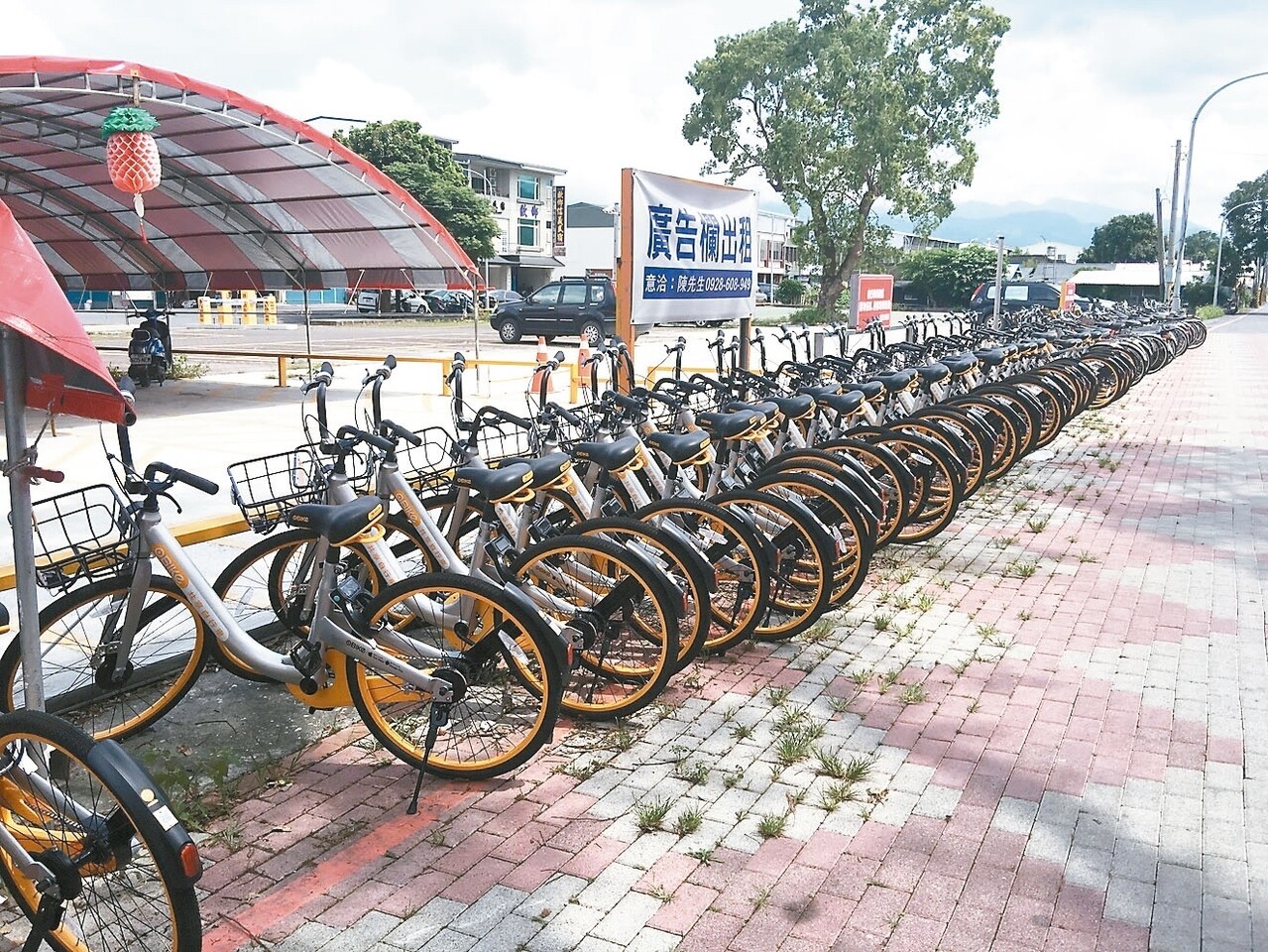 oBike挨批占據花蓮玉里車站前人行道，目前已移置附近單車停放處。 記者陳麗婷／攝影