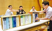 交部搬42厚書　擋老部長炮火